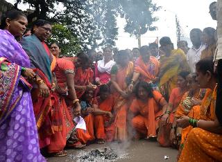 Holi from the protesters of the threat letter in Kolhapur | कोल्हापुरात धमकीच्या पत्राची आंदोलकांकडून होळी