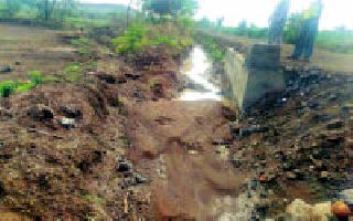 Rainwater in the fields due to the construction of the bridge | पुलाच्या बांधकामामुळे शेतात शिरले पावसाचे पाणी