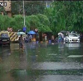 Heavy rains in Mumbai, the Central Railway is delayed | मुंबईत पावसाची दमदार हजेरी, मध्य रेल्वे उशिराने