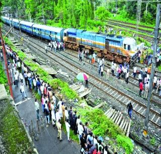 Local transport slump | लोकल वाहतुकीची घसरगुंडी