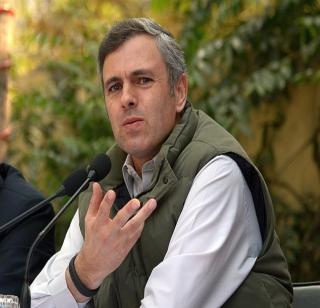 Omar Abdullah's criticism of Parrikar's surgical strikes | पर्रीकरांच्या सर्जिकल स्ट्राईकबद्दलच्या खुलाश्यावर उमर अब्दुल्ला यांची टीका