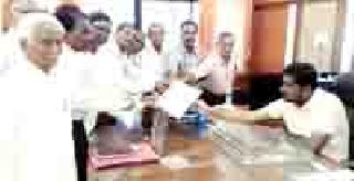 Give pension as per the recommendation of the Koshiari Committee | कोशियारी समितीच्या शिफारशीनुसार पेंशन द्या Give pension as per the recommendation of the Koshiari Committee | कोशियारी समितीच्या शिफारशीनुसार पेंशन द्या