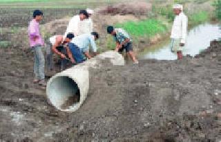 The road was repaired by the farmers by putting a pipe | पाईप टाकून शेतकऱ्यांनीच केली रस्त्याची दुरूस्ती