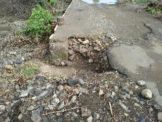 The bridge over the Vara-Depur road wasted! | वारा-देपूळ मार्गावरील पुल खचला!