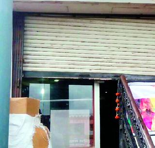The thieves broke into four shops in the boat | बोट्यात चोरट्यांनी चार दुकाने फोडली