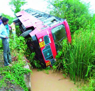 Since the driver is talking on mobile, the bus collapsed from the bridge | चालक मोबाईलवर बोलत असल्याने बस पुलावरून कोसळली