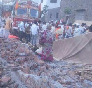 One killed and two injured in wall collapse on the tent of the devotees | भाविकांच्या तंबूवर भिंत कोसळून एक ठार, दोन जखमी