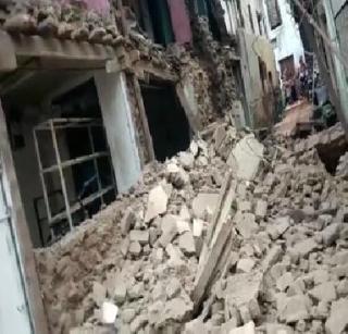 British building collapses in Akola bull market, no survivor | अकोला सराफा बाजारातील ब्रिटीशकालीन इमारत कोसळली, जीवितहानी नाही