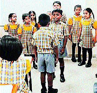 Older uniforms distributed to students | विद्यार्थ्यांना जुन्याच गणवेशाचे वाटप Older uniforms distributed to students | विद्यार्थ्यांना जुन्याच गणवेशाचे वाटप