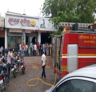 Fire on a cloth shop on Jalna Road | जालना रोडवरील कापड दुकानाला आग