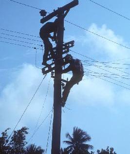 Refuse to do the work of Municipal Power employees' in the dark | ‘अंधारात’ मनपा विद्युत कर्मचाऱ्यांचा काम करण्यास नकार Refuse to do the work of Municipal Power employees' in the dark | ‘अंधारात’ मनपा विद्युत कर्मचाऱ्यांचा काम करण्यास नकार