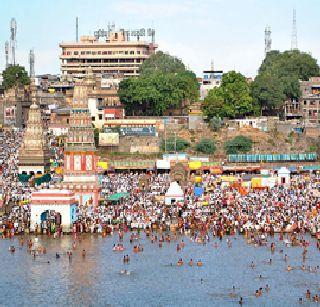 The queue in the temple of Pithrachad stopped in Vitthal for 6 hours, anger among the devotees | विठ्ठल मंदिरात पत्राशेड मधील रांग 6 तास थांबली, भाविकांमध्ये रोष