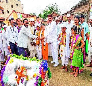 Ballarwarkar's Dandi that went to the Baralal | वराळेत निघाली बालवारकऱ्यांची दिंडी Ballarwarkar's Dandi that went to the Baralal | वराळेत निघाली बालवारकऱ्यांची दिंडी