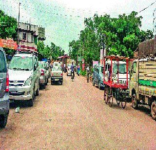 Alandi roads are being developed | आळंदीतील प्रशस्त रस्ते बनताहेत ‘वाहनतळ’ Alandi roads are being developed | आळंदीतील प्रशस्त रस्ते बनताहेत ‘वाहनतळ’