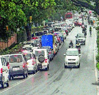 Because of the increase in the number of tourists, traffic constitutes | पर्यटकांची संख्या वाढल्याने वाहतूककोंडी Because of the increase in the number of tourists, traffic constitutes | पर्यटकांची संख्या वाढल्याने वाहतूककोंडी