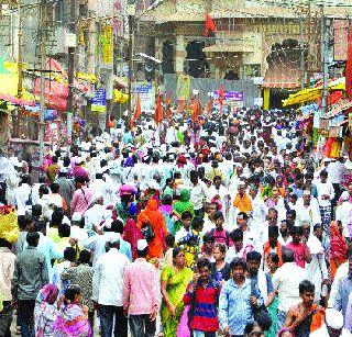 In the foothills of the devotees | पंढरीत भाविकांची मांदियाळी