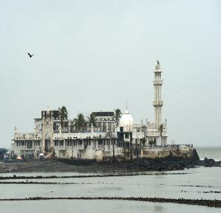 Defeat encroachment near Haji Ali Dahiya in 2 weeks - Supreme Court | हाजी अली दर्ग्याजवळील अतिक्रमण 2 आठवड्यांत हटवा - सुप्रीम कोर्ट