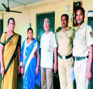 Succesfully rescued by women police from Agra | आग्रा येथून बेपत्ता झालेली महिला पोलिसांमुळे सुखरूप Succesfully rescued by women police from Agra | आग्रा येथून बेपत्ता झालेली महिला पोलिसांमुळे सुखरूप