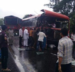 10 passengers injured in bus and truck collision | बस व ट्रकच्या अपघातात 10 प्रवासी जखमी 10 passengers injured in bus and truck collision | बस व ट्रकच्या अपघातात 10 प्रवासी जखमी