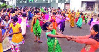 The color of the color of the hair warkaris | बाल वारकऱ्यांचा रंगला रिंगण सोहळा The color of the color of the hair warkaris | बाल वारकऱ्यांचा रंगला रिंगण सोहळा