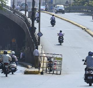 Mumbai's flyover 'No parking zone', police action if parking is provided | मुंबईतील उड्डाणपूल ‘नो पार्किंग झोन’, पार्किंग केल्यास पोलीस कारवाई