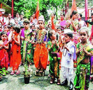 Shrine of Vitunama in schools | शाळांमध्ये घुमला विठुनामाचा जयघोष