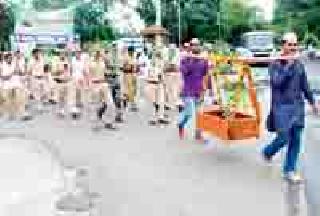The zoo of the Police Department's Palkhi tree | पोलीस विभागाच्या पालखीने वृक्षलागवडीचा गजर The zoo of the Police Department's Palkhi tree | पोलीस विभागाच्या पालखीने वृक्षलागवडीचा गजर