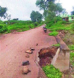 Naigaon-Pimpalgaon road collapses | नायगाव-पिंपळगाव निपाणी रस्ता खचला