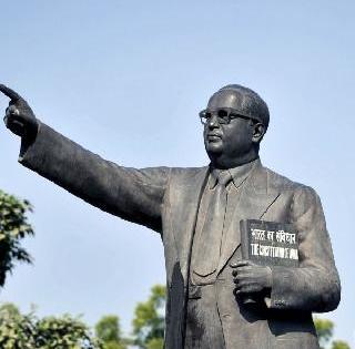 Their sapatpadi surrounded the statue of Ambedkar | त्यांची सप्तपदी आंबेडकरांच्या पुतळ्याभोवती