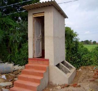 Toilets beneficiaries deposited in the name of shopkeepers | शौचालय लाभार्थ्यांचा निधी दुकानदारांच्या नावावर जमा