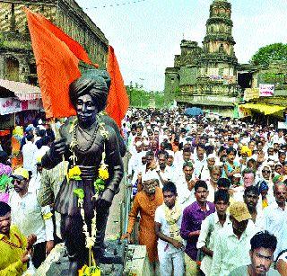 Ba ... Vitthal, let the farmers be debt free! | बा...विठ्ठला, शेतकरी कर्जमुक्त होऊ दे!