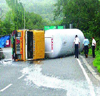 The gas that filled up to 3000 cylinders in that tanker | ‘त्या’ टँकरमध्ये तीन हजार सिलिंडर भरतील इतका गॅस