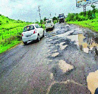 Karjat-Kalyan Highway is dangerous for traffic | कर्जत-कल्याण राज्यमार्ग वाहतुकीस धोकादायक