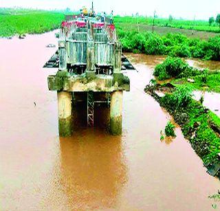 Turn off the highway due to an alternate road carriage | पर्यायी रस्ता वाहून गेल्याने राज्यमार्ग बंद