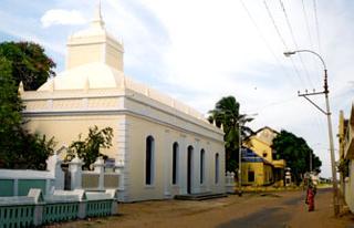 The 'Trackker' in Tamil Nadu takes the country directly into one of the European countries. This town has many signs of Dutch culture. | तामिळनाडूतलं ‘ट्रान्केबार’ हे गाव थेट युरोपातल्या एका देशात घेवून जातं. या गावात आहे डच संस्कृतीच्या अनेक खुणा.