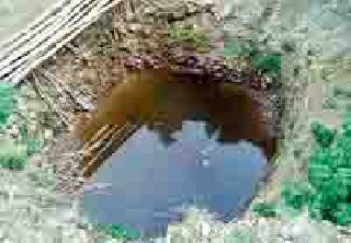 Tribal people, poor and contaminated water | आदिवासींच्या नशिबी गढूळ व दूषित पाणी Tribal people, poor and contaminated water | आदिवासींच्या नशिबी गढूळ व दूषित पाणी