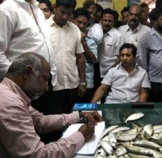 Nitesh Ranee Fishes Fish Fishery Commissioner | नितेश राणेंनी मत्स्य आयुक्तांच्या अंगावर फेकले मासे