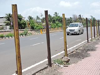 Run the game in the night ... the iron pillars are gone! | रात्रीस खेळ चाले... लोखंडी खांब गुल्ल झाले!