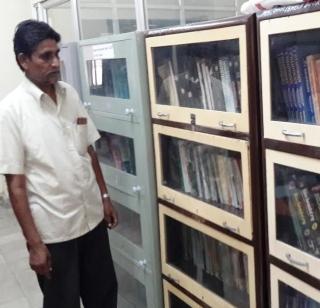 Ajlia Sheikh Samdad who donated 500 books | पाचशे पुस्तके दान करणारे अवलिया शेख समद