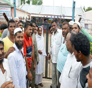 Locked by the villagers of the Urdu school at Bhokari | भोकरी येथील उर्दू शाळेस ग्रामस्थांनी ठोकले कुलूप