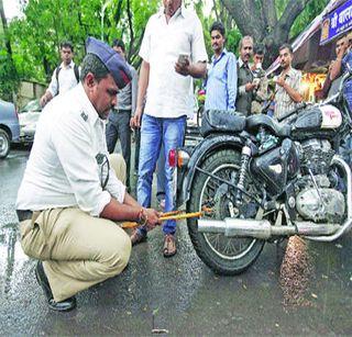 Two lakh fine collected from unskilled vehicle holders in Nandurbar | नंदुरबारमध्ये बेशिस्त वाहनधारकांकडून दोन लाख दंड वसूल