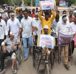 Front from a wheelchair for Mirage Road | मिरजेत रस्त्यासाठी व्हीलचेअरवरून मोर्चा