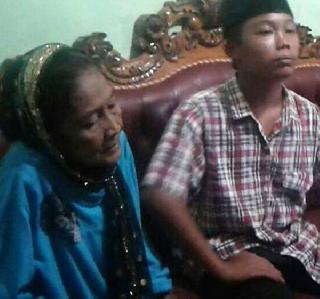 Awesome love love! 15 year old husband and 73 year old bride | अजब प्रेमाची गजब गोष्ट ! 15 वर्षाचा नवरा आणि 73 वर्षांची वधू