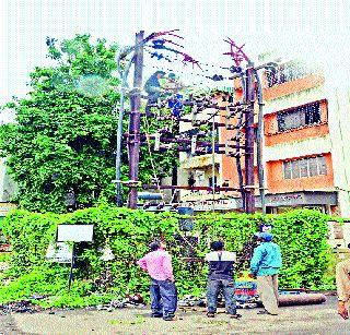 Workers without security in the city | शहरात सुरक्षासाधनांशिवाय राबताहेत कामगार