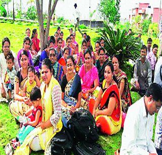 In the district of Nandurbar, there were 200 teachers on strike | नंदुरबार जिल्ह्यात 200 शिक्षकांवर टांगती तलवार कायम