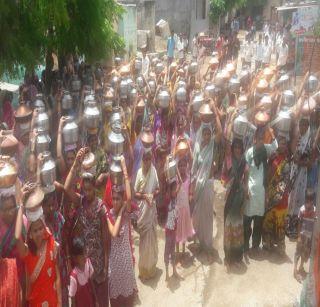 Jalabhishek for rain in Ratnapampri village | रत्नापिंप्री गावात पावसासाठी जलाभिषेक