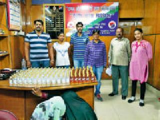 Misuse of barracks for smuggling alcohol | दारू तस्करीसाठी बुरख्याचा गैरवापर