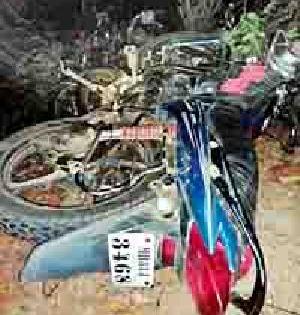 The police flew biceps | पोलिसाच्या दुचाकीने उडविले The police flew biceps | पोलिसाच्या दुचाकीने उडविले