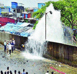 Due to the death of a water tank, | जलवाहिनी फुटून दोघांचा मृत्यू