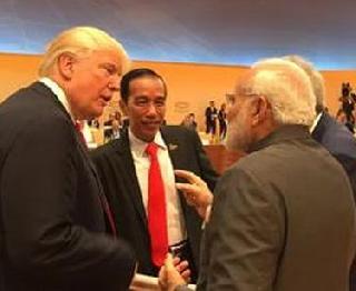 When Trump rises himself and meets Narendra Modi ... | ट्रम्प स्वतः उठून नरेंद्र मोदींची भेट घेतात तेव्हा...